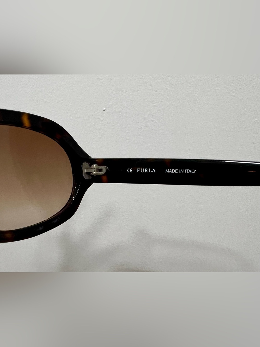 Pre-Loved | FURLA New Vivien Oval Tortoise Sunglasses Brown Gradient Y2K w/ Case - Picture 5 of 14